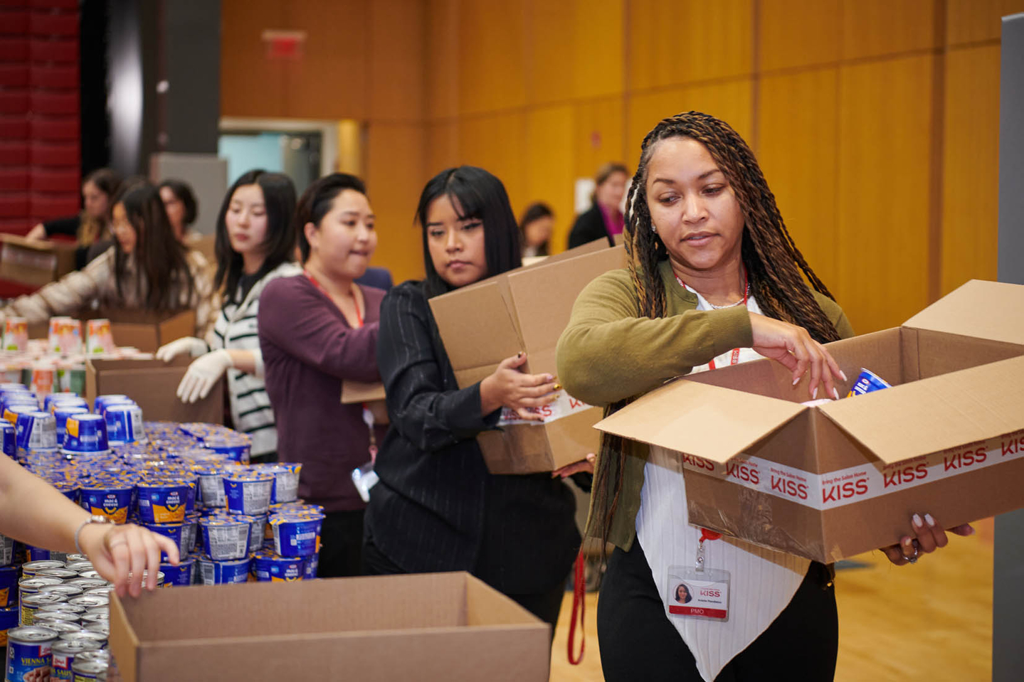 글로벌 뷰티 기업 키스뷰티그룹 직원들이 기빙 튜즈데이(Giving Tuesday)를 맞아 지역사회에 나눠줄 500개의 케어 패키지를 제작하고 있다. [사진 키스뷰티그룹]