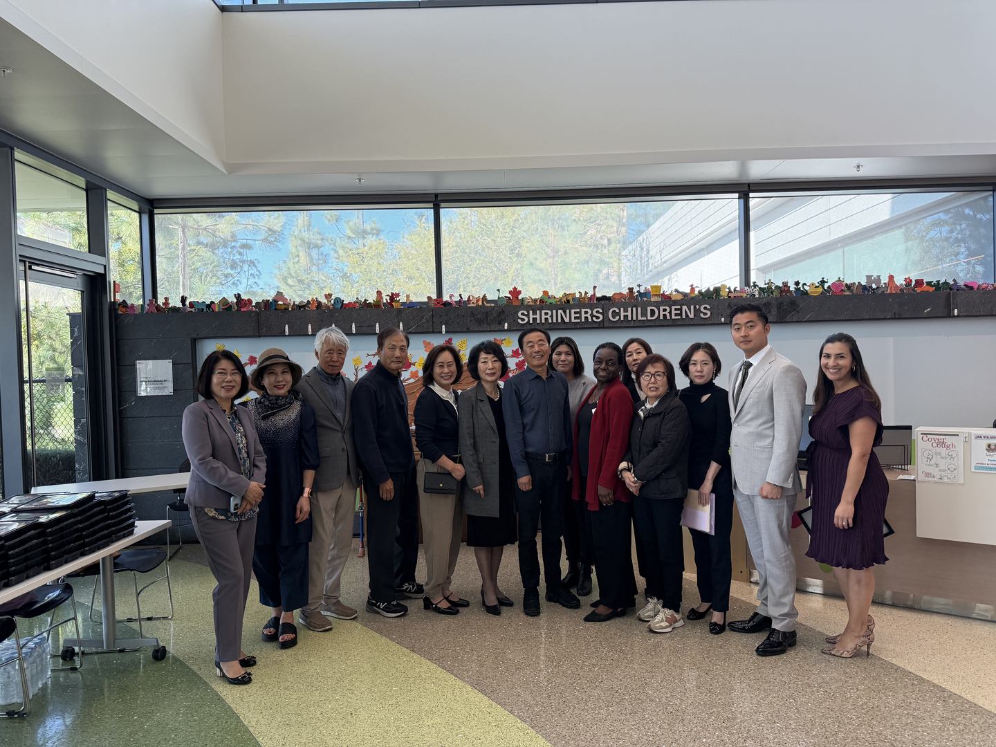 행사 후 충청향우회와 파바월드 회원들은 병원 관계자들과 함께 기념촬영을 하며 나눔의 의미를 되새겼다. [남가주 충청향우회 제공]