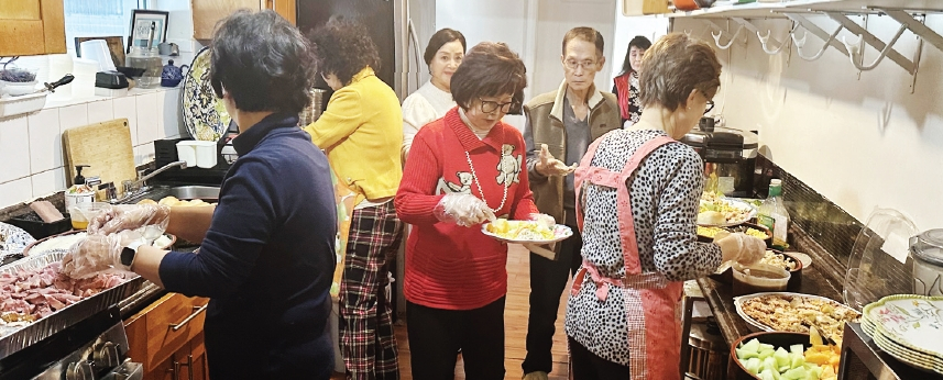 추수감사절을 맞아 대한민국국가조찬기도회 뉴욕지회장 손성대 장로 부부가 더나눔하우스를 방문해 정성껏 준비한 터키와 다양한 음식을 나눴다. 부부는 새벽부터 직접 요리를 준비해 30여 명의 이웃을 섬기며 따뜻한 사랑을 전했다.  [더나눔하우스]