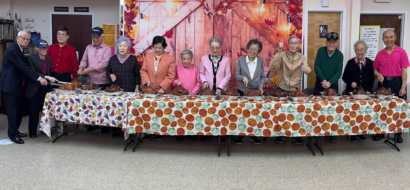 스태튼아일랜드 성인데이케어센터는 추수감사절을 맞아 지난달 29일 즐거운 음악과 함께 터키를 포함한 풍성한 만찬을 나누는 행복한 시간을 가졌다. 또 11월에 생일을 맞은 12명의 멤버들에게 축하 인사와 선물을 전달하며 따뜻한 생일 축하 행사를 진행했다. [스태튼아일랜드 성인데이케어센터]