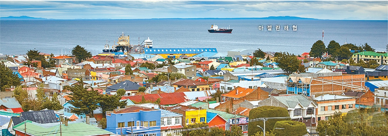 세로 데 라 크루스 전망대에서 내려다본 푼타아레나스 전경과 마젤란 해협. 남미 최남단 도시와 해협이 한눈에 들어온다. 