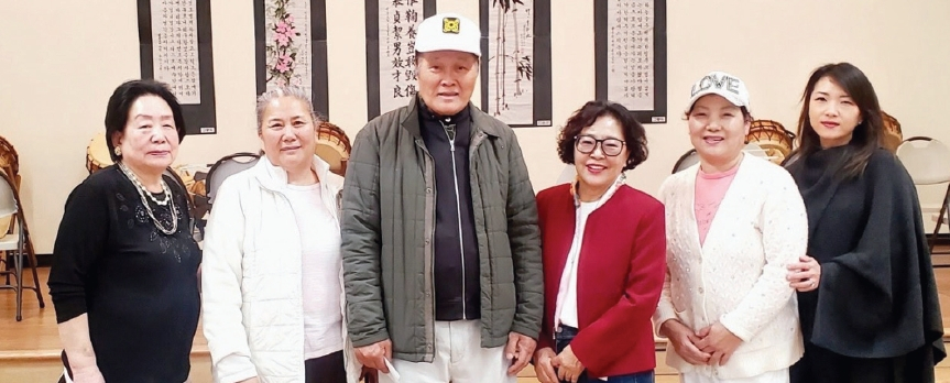 우리어덜트데이케어(대표 존 하)는 지난달 21일 회원들이 정성껏 기증한 다양한 물품으로 2025 바자회를 성황리에 개최하고, 그 수익금 1500달러 전액을 지난 2일 사랑의집(원장 전모세)에 기부했다.  [사랑의집]