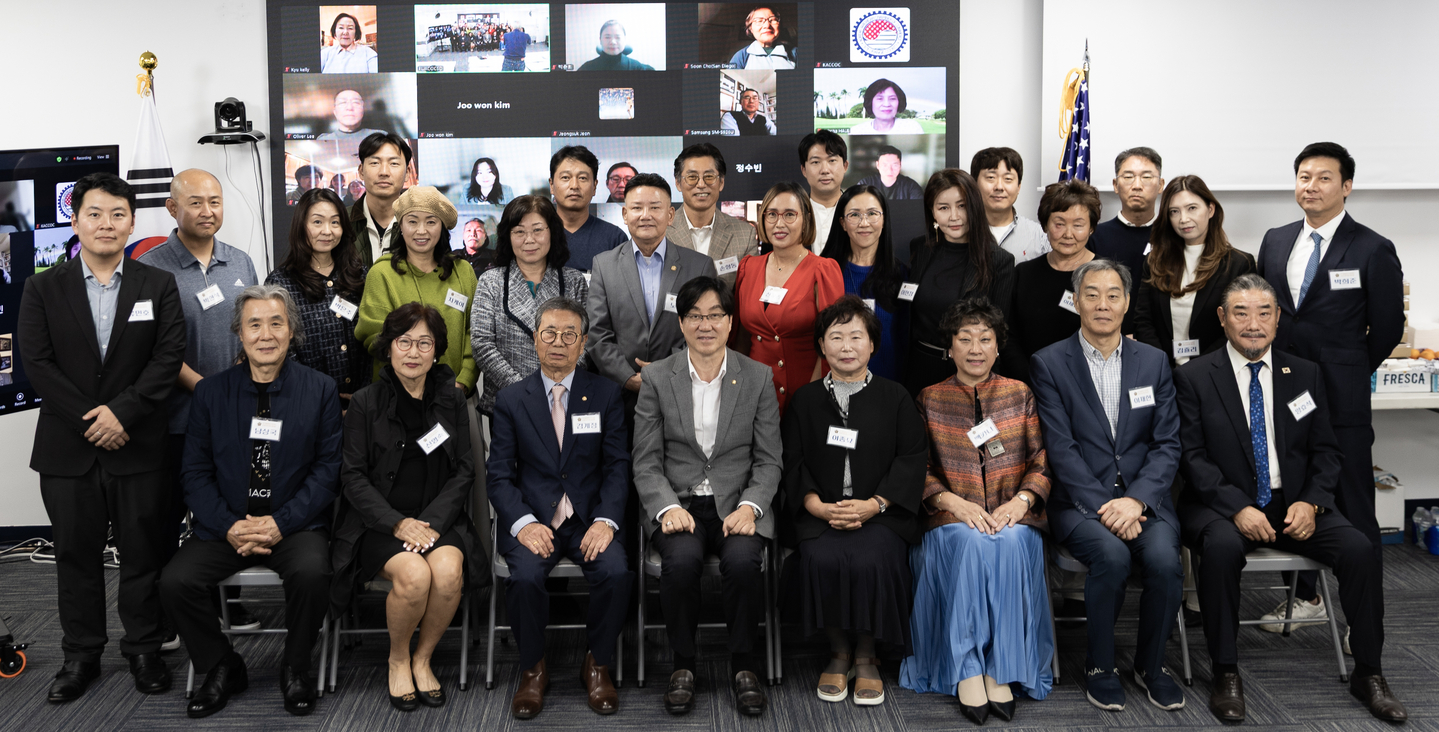 22기 평통 OCSD협의회 자문위원들이 상견례 직후 한자리에 모였다. 맨 앞줄 왼쪽에서 네 번째가 곽도원 회장. [OCSD협의회 제공] 