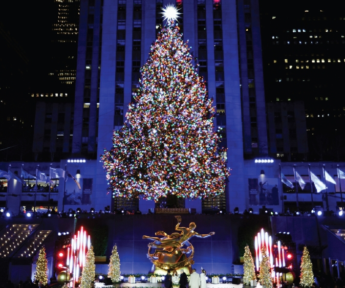 3일 록펠러센터 제93회 크리스마스 트리 점등식이 진행되며 뉴욕의 크리스마스 분위기가 고조됐다. 수많은 인파가 모인 가운데 75피트 높이의 트리에 달린 5만 개 넘는 LED 조명들이 불을 밝혔다.  [로이터]