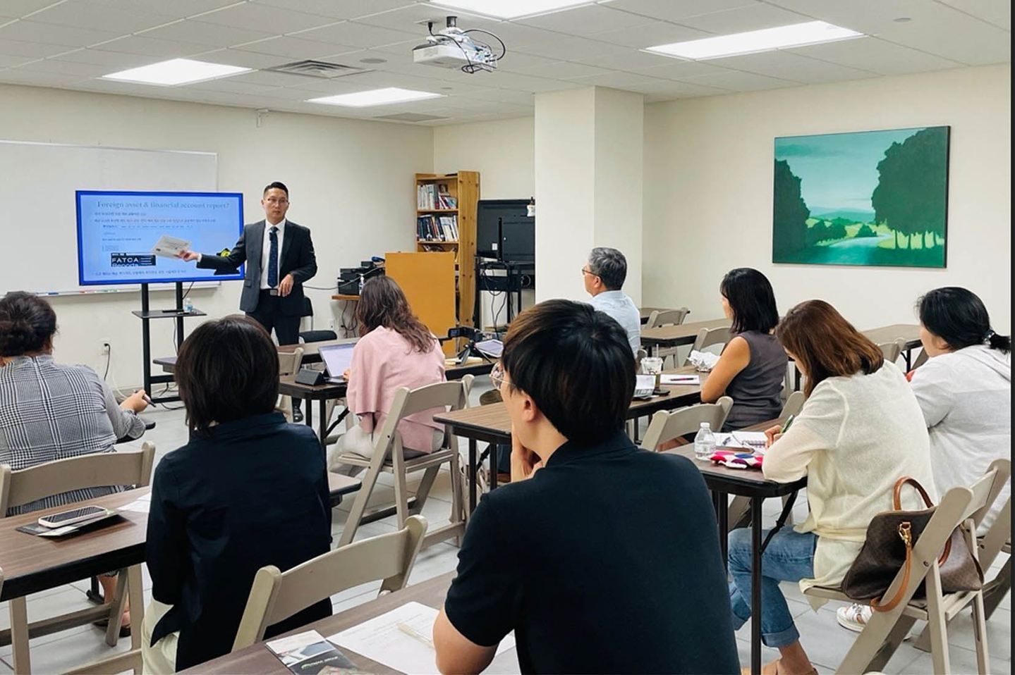 ‘티맥스 그룹’이 미국 시장에 진출하려는 기업들에게 전략적 설계와 진행 과정의 조언자 역할을 담당하며 높은 평가를 받고 있다. 맥스 조 대표가 KCC 세미나에서 투자자 및 은퇴자들을 위한 자산 플랜에 대해 설명하고 있다. [사진 티맥스그룹] 