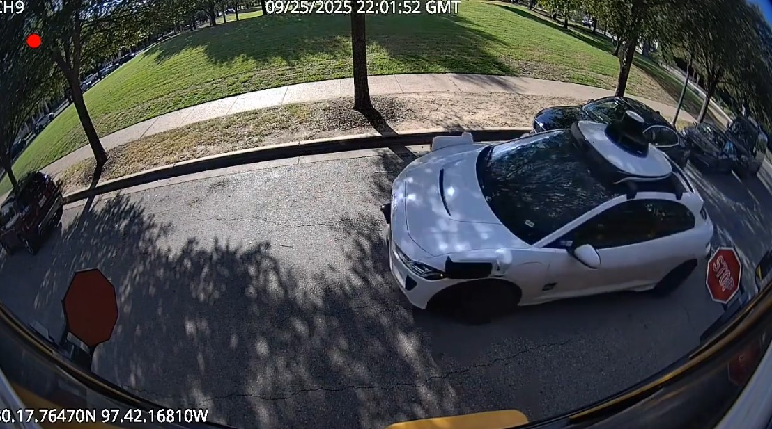 스쿨버스가 정차한 뒤 정지 표지판을 펼친 상황에서 웨이모 차량이 통과하는 모습. [폭스비즈니스 캡처]