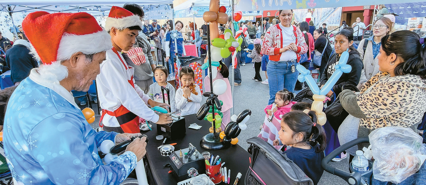 가족 참가자들이 풍선아트 부스를 찾아서 풍선 강아지를 받기 위해 기다리고 있다. 김상진 기자