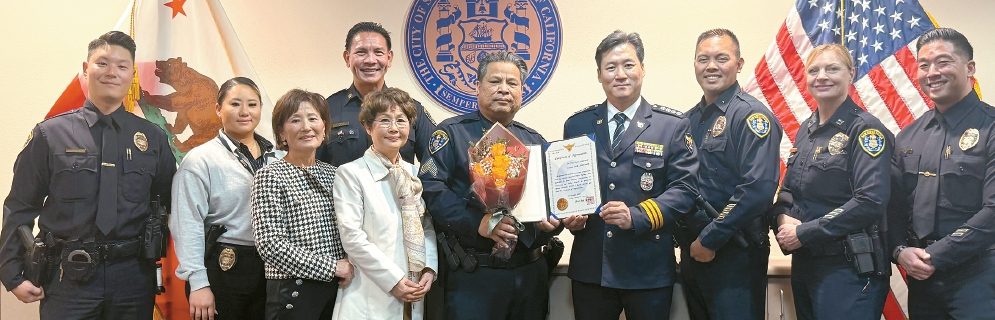 SDPD의 램 새인사노이 팀장이 대한민국 경찰청으로부터 감사패 및 감사장을 전달받았다. 사진 왼쪽부터 대니얼 김 오피서, 샤론 정 서전트, 김정아 SD한인회 부회장, 모경진 이사, 알 앰비토 캡틴, 램 새인사노이 서전트, 이승용 외사협력관, 두 사람 건너 이윤상 오피서.