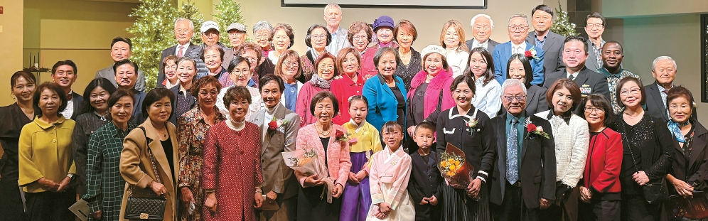 GCF-SD의 '후원의 밤 및 회장 이·취임식이 지난 5일 라이프브릿지교회에서 열렸다. 사진 왼쪽부터 김경라 하우스오브코리아 이사, 네 사람 건너 모경진 SD한인회 이사, 유미애 GCF-SD 이사, 김오식 13대 회장, 세 사람 건너 임재정 14대 회장, 임천빈 한인회 명예회장.