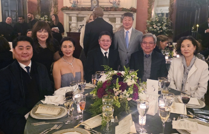 김민선 한인이민사박물관장은 지난 6일 세계적 문화유산지 올드웨스트버리 가든에서 열린 연례 갈라에 참석했다. 올드웨스트버리 가든 이사로 활동 중인 김 관장의 초청으로 한인사회 인사들도 함께 자리해, 주류사회와의 교류를 넓히는 계기가 됐다.  [리즈마재단]