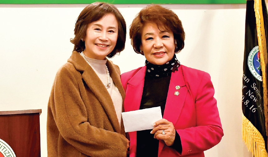 뉴저지 팰리세이즈파크에 거주하는 헬렌 김 씨(왼쪽)가 지난 9일 뉴저지한인상록회(회장 차영자)를 방문해 후원금 1000달러를 전달했다. 김 씨는 “한 해가 가기 전에 작게나마 정성을 전하고 싶었다”며 상록회의 봉사 활동에 감사의 마음을 전했다.  [뉴저지한인상록회]