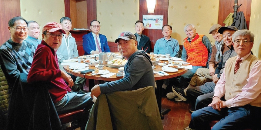 뉴욕한인세탁협회는 지난 7일 베이사이드 거성 식당에서 임원회의 및 임시이사회를 열었다. 이번 회의에서 현 김순규 회장의 1년 유임이 의결됐고, 신임 임원·이사 상견례도 진행했다. 협회는 회원 권익을 보호하기 위해 가게 보험 및 종업원 상해보험 문제를 보험사와 공동 추진 중이며 뉴저지협회와 협력도 준비 중이다.  [뉴욕한인세탁협회]