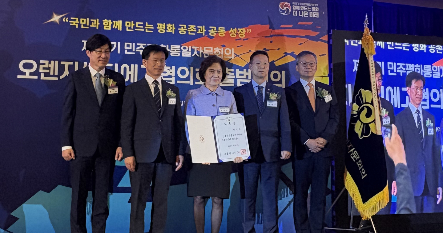 OCSD평통 출범식에서 곽도원(맨 왼쪽) 회장이 자문위원들에게 위촉장을 전수하고 있다. 곽 회장 오른쪽으로 방용승 한국 평통 사무처장, 서덕자 자문위원, 이재수 평통 미주부의장, 김영완 LA총영사.