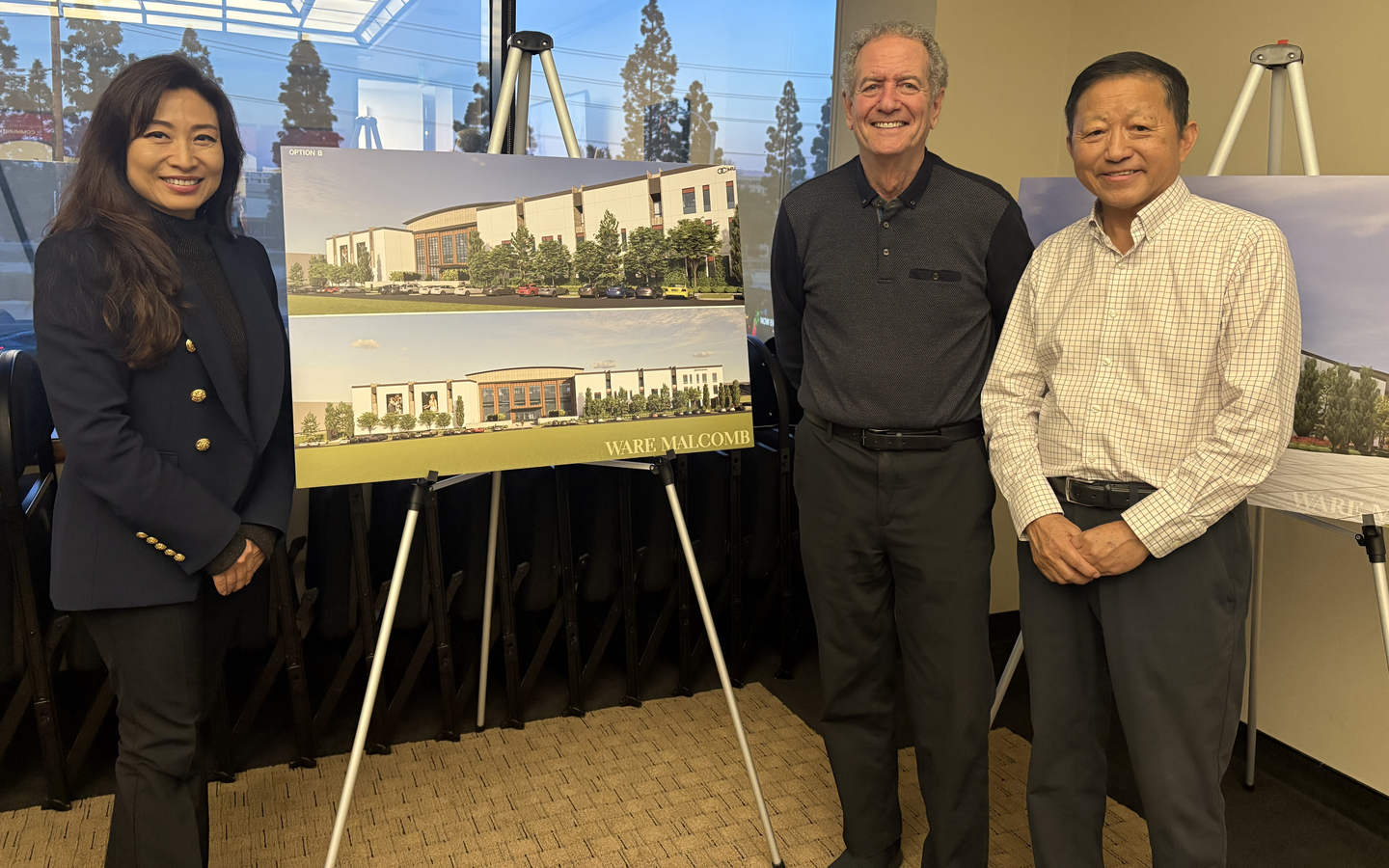 OC뮤직&댄스의 찰리 쟁(맨 오른쪽부터) 이사장, 더그 프리먼 CEO, 수잔 최 한미가정상담소 이사장이 그레이트 파크에 건립될 새 캠퍼스 가상도를 보여주고 있다.