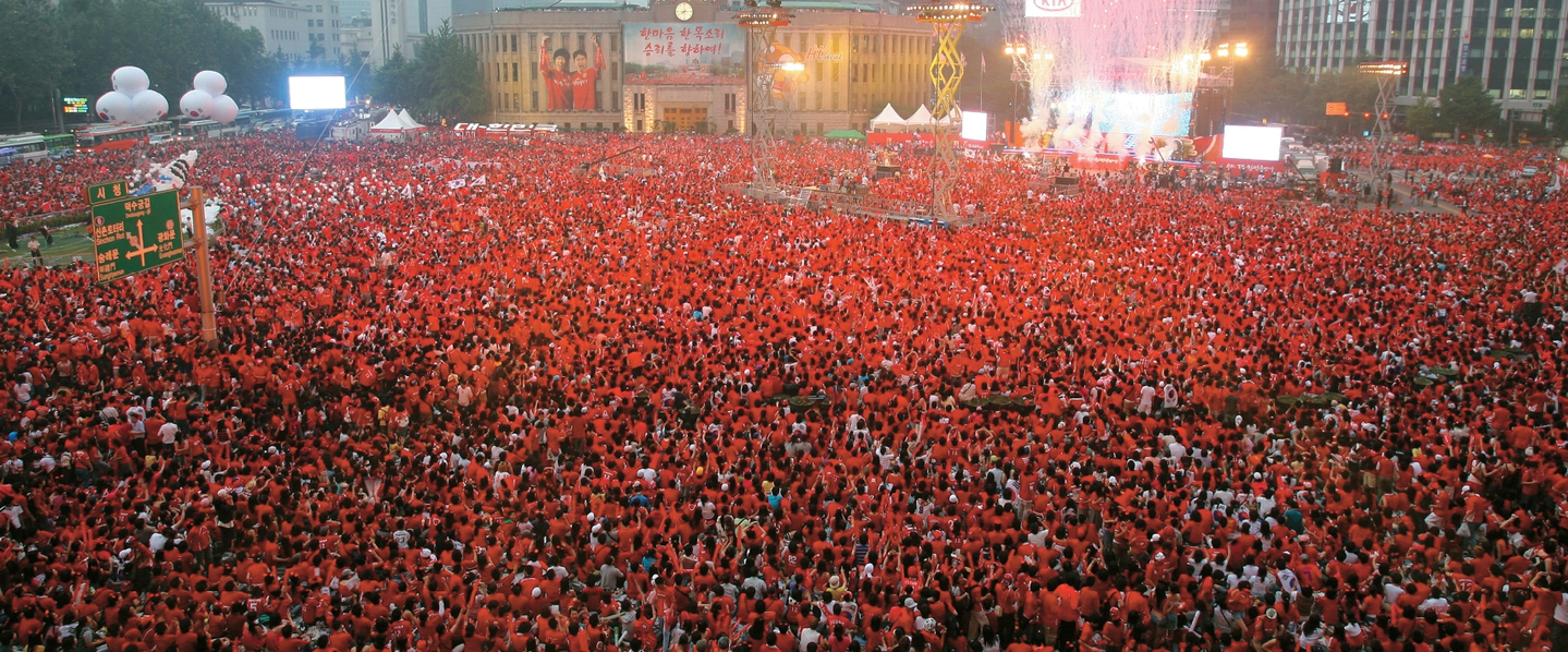 2002년은 한국 축구가 월드컵 4강 신화를 쓴 해다. 당시 광화문 광장에 붉은악마 축구팬들이 모여 열띤 응원전을 펼치고 있다. [중앙포토]