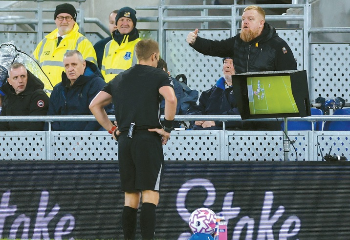 최첨단 판독 기술을 활용하기 위해 심판이 모니터 화면을 확인하는 모습.