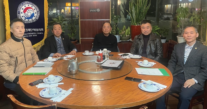 대뉴욕한인경제단체협의회(이하 경단협)는 지난 9일 베이사이드 거성 식당에서 월례회를 갖고 내년 1월 15일 디모스연회장에서 신년하례식을 열기로 결정했다. 이날 박광민 차기 의장의 취임식도 함께 진행될 예정이다.  [대뉴욕한인경제단체협의회]
