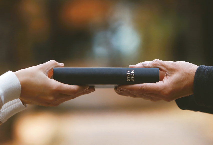 성경 판매가 계속 증가하고 있다. 전문가들은 사회적 격변의 시기에 무언가 의지할 것을 찾는 심리가 작용했다고 분석한다.