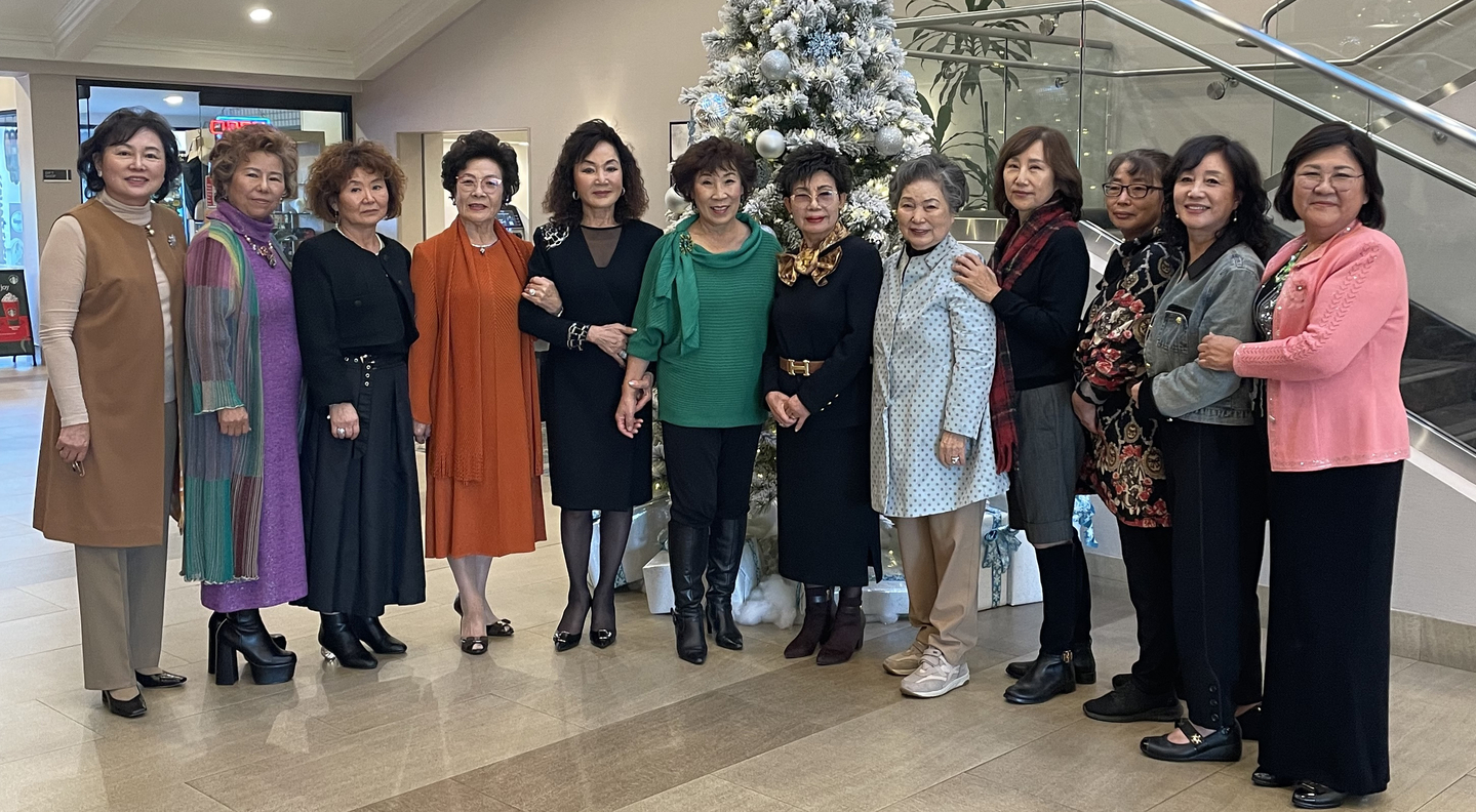 한마음봉사회 회원들이 송년회 직후 함께 자리했다. 왼쪽에서 다섯 번째가 주수경 회장. [한마음봉사회 제공]