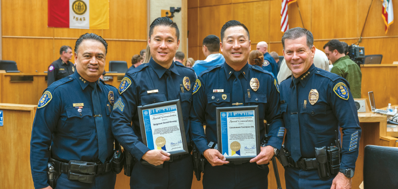 샌디에이고 시의회가 오태근 루테넌트, 데이비드 황 서전트 등 2명의 샌디에이고 한인 경찰에게 지난 5월 항공기 추락 사고 수습에 기여한 공로로 표창장을 수여했다. 사진 왼쪽부터 SDPD 루디 타이 부국장, 데이빗 황 서전트, 오태근 루테넌트, 크리스 월 국장 [송성민 기자]