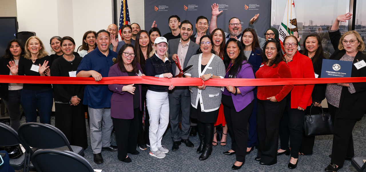 남가주아시안정의진흥협회 OC본부 개소식에서 관계자들이 테이프 커팅을 하고 있다. [AJSOCAL 웹사이트] 
