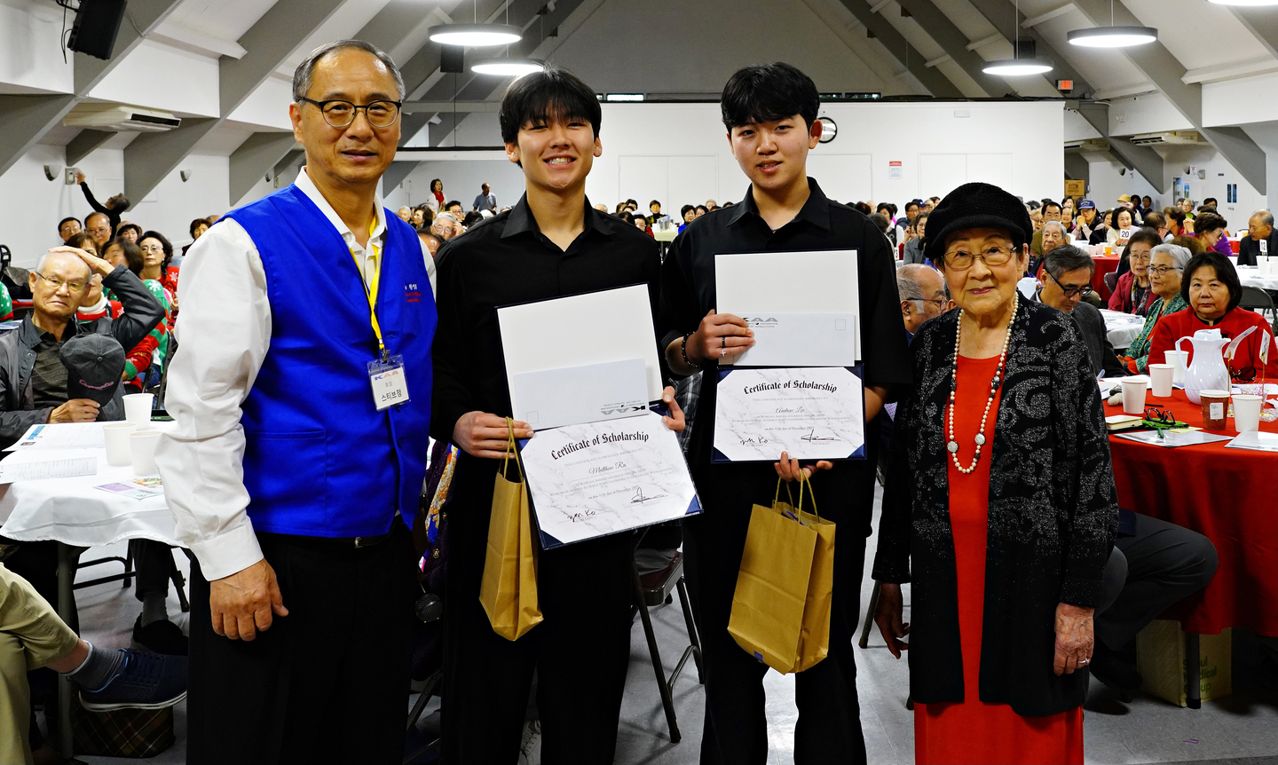 스티브 정(왼쪽부터 차례로) 실비치 레저월드 회장이 매튜 나, 앤드루 이군에게 장학금과 장학 증서를 전달하고 있다. 맨 오른쪽은 그레이스 김 전 회장. [레저월드 한인회 제공] 