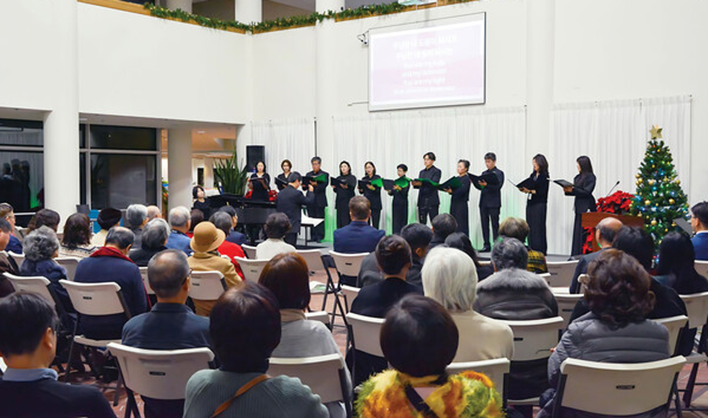 로고스선교회와 CMM기독의료상조회가 지난 11일 회원들을 초청해 일리노이 노스브룩 로고스선교회 본사에서 개최한 연말 음악회. [사진 CMM기독의료상조회]