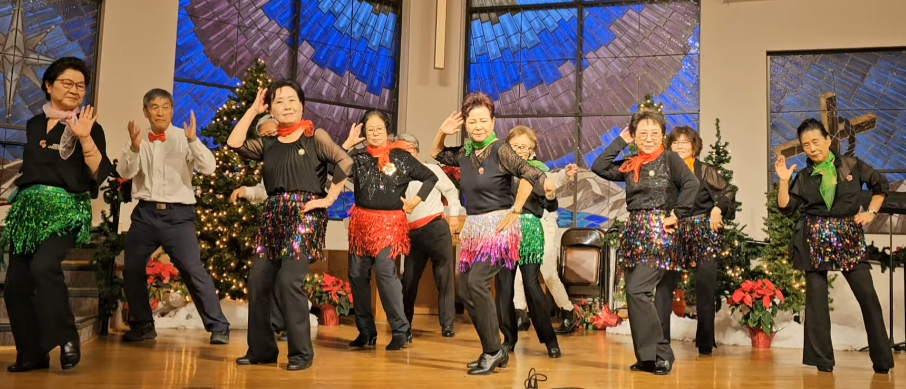 효사랑 시니어대학 라인댄스 교실 수강생들이 평소 갈고 닦은 춤사위를 보여주고 있다. [효사랑선교회 제공] 