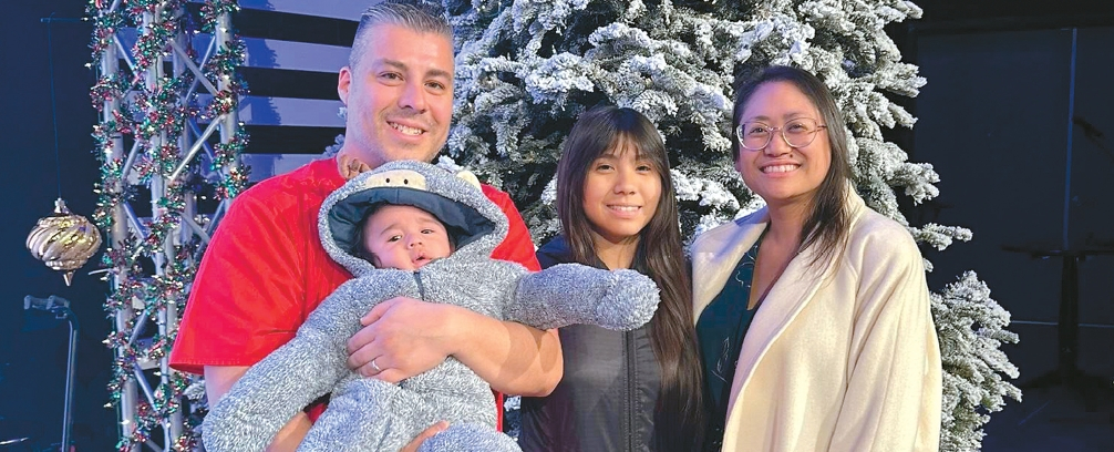 지난 12일 크리스마스트리 앞에선 로페즈 가족. 남편 앤드류가 아들 ‘류’를 안고 있다.  [앤드류 로페즈 페이스북]