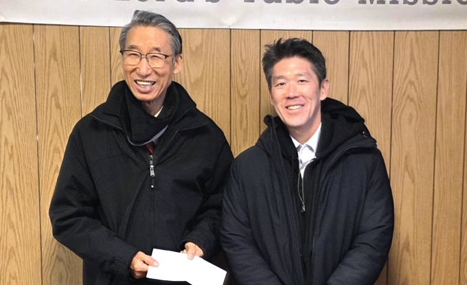 뉴욕반석감리교회(담임 김동규 목사)는 지난 14일 주님의식탁선교회를 방문해 추수감사절 헌금 전액을 기부했다. 주님의식탁선교회는 170년 된 노후 건물에서 형제들이 잠시 쉼을 얻고 건강을 회복한 뒤 고국으로 돌아갈 수 있도록 돕는 귀국 프로그램을 운영하고 있다.  [주님의식탁선교회]