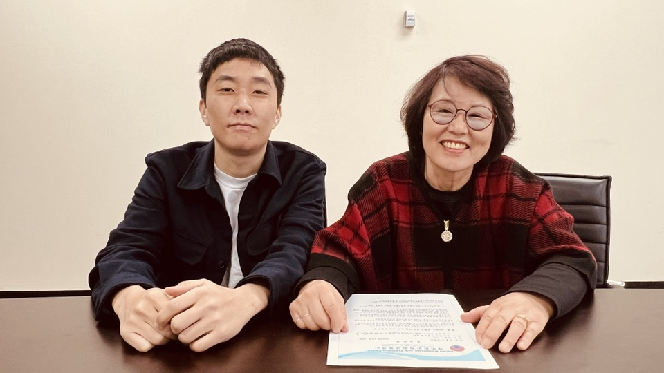 재미한인직업교육센터엄은자(오른쪽) 원장과 수강생 케빈 조씨가 새학기 무료 직업교육 수강생 모집을 알리고 있다.