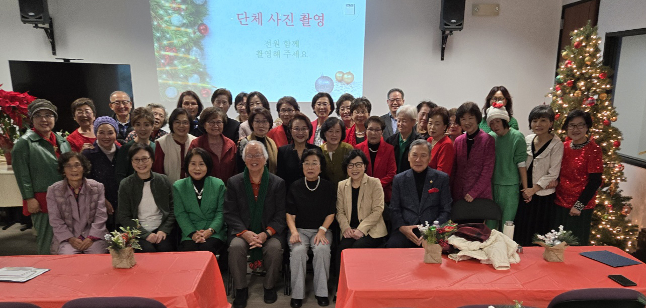 유분자(맨 앞줄 왼쪽에서 다섯 번째) 이사장을 비롯한 소망소사이어티 관계자들이 ‘자원봉사자 감사의 날’ 행사 직후 함께 자리했다. [소망소사이어티 제공]  