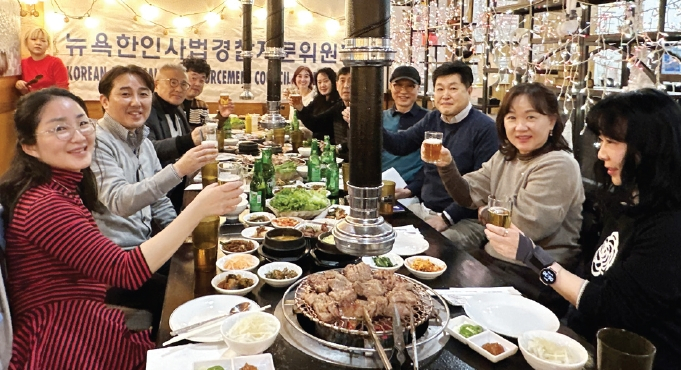 뉴욕한인사법경찰자문위원회는 지난 16일 플러싱의 한 식당에서 2025년을 마무리하는 송년모임을 열었다. 이날 신민수 회장(왼쪽 두 번째)과 제임스 최 수석부회장을 비롯한 임원 및 회원들이 참석해, 한 해 동안의 협회 활동과 재정 보고를 마치고 내년도 사업 계획을 논의했다.  [뉴욕한인사법경찰자문위원회]