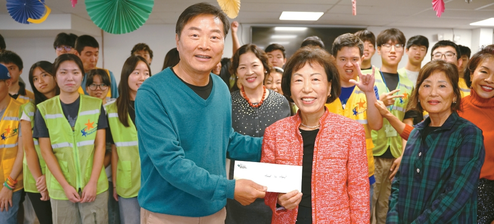 글로벌어린이재단 샌디에이고 지부의 김오식 회장(사진 오른쪽)이 종강식을 맞은 핸드인핸드를 찾아 김병대 이사장(사진 왼쪽)에게 성금을 전달하고 있다. 글로벌 재단의 임재정 차기회장(김 이사장과 김 회장 사이)과 김정아 SD한인회 부회장 겸 GCF서부지역회장(앞줄 맨 오른쪽)이 자리를 함께했다. 