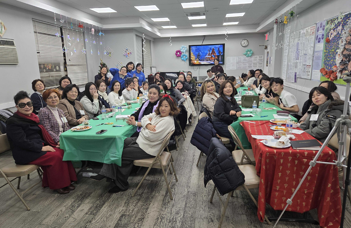 한인봉사센터(KCS) 인력개발부는 지난 13일 베이사이드 본관에서 한부모 가정 연말 모임(Single-parent Night)을 성공적으로 진행했다. 이번 행사는 가족 간의 소통과 정서적 지지를 강화하고, 양육 과정에서 마주하는 다양한 고민을 함께 나누기 위해 마련됐는데, KCS는 지원 프로그램을 계속 이어나갈 계획이다. [KCS 인력개발부]