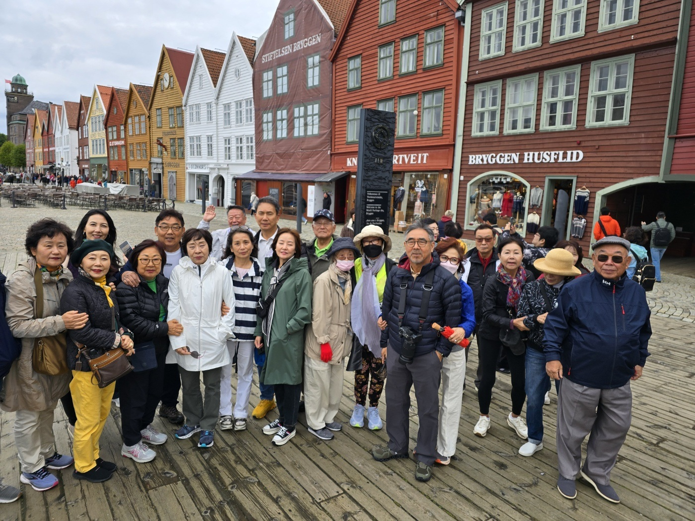 북유럽 주요 명소에서 기념촬영 중인 US아주투어 고객들. [US아주투어 제공] 