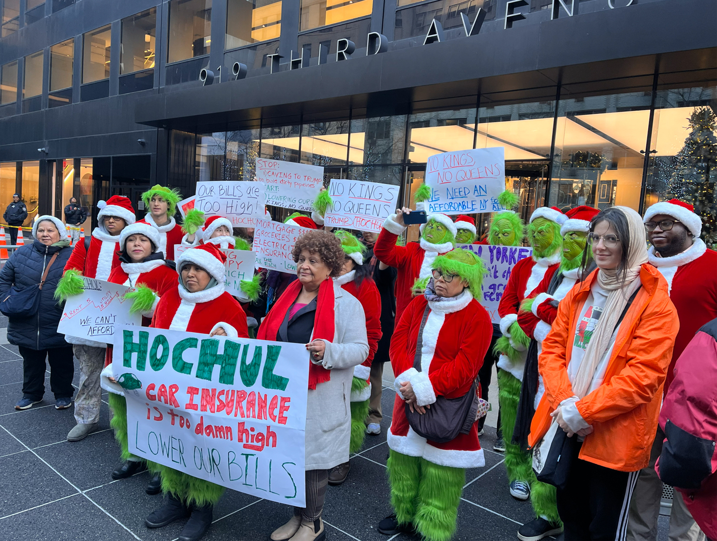 뉴욕주 자동차 보험료 폭등을 규탄하고 뉴욕주정부의 적극적인 문제 해결을 촉구하는 시민단체 회원들이 17일 맨해튼 캐시 호컬 주지사 사무실 앞에서 시위를 벌이고 있다. [사진 저렴한 보험료를 위한 시민모임]
