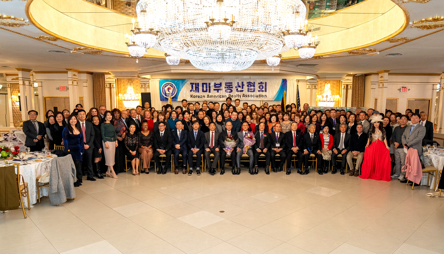 재미부동산협회 송년회 및 회장 이취임식 개최 재미부동산협회는 지난 16일 180여 명이 참석한 가운데 레오나드 팔라조 연회장에서 송년회와 함께 지난 2년간 협회를 이끌어온 제이 윤 회장과 신임 찰스 최 회장의 이취임식을 개최했다. 행사에는 회원을 비롯해 부동산 관련 업계 관계자, 커뮤니티 인사 등이 내빈으로 참석해 협회 발전을 기원했다. [재미부동산협회] 