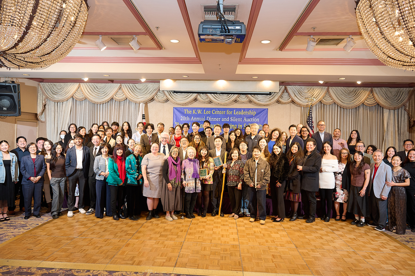 이경원 리더십센터 연례 만찬 행사에 참석한 이들이 기념촬영을 하고 있다. [이경원 리더십센터 제공] 