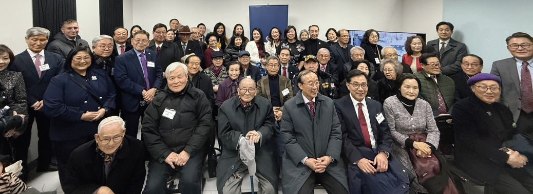 지난 21일 퀸즈 플러싱에서 열린 그레이스 멩 연방하원의원 재선 후원 모임에서 뉴욕주 한인 선출직 공직자들이 공식 지지 의사를 밝혔다. 이날 행사에는 론 김.그레이스 이 뉴욕주하원의원, 린다 이.줄리 원 뉴욕시의원과 함께 테렌스 박 아유연맹 대표, 이현탁 퀸즈한인회장, 조원태 목사 등 한인사회 주요 인사들이 참석했다.  [그레이스 멩 의원실]