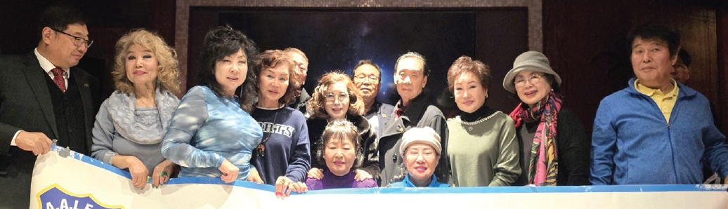 아시안아메리칸사법경찰자문위원회는 지난 19일 퀸즈 플러싱 플라워 노래방에서 송년회를 열었다. 이날 행사에서는 2025년 결산보고와 함께 유주태 대표의 인사말, 회원들의 한 해 노고에 대한 감사의 뜻을 나눴으며, 2026년 5월 7일 예정된 경찰 행사의 성공적인 개최에 뜻을 모으기로 했다.  [아시안아메리칸사법경찰자문위원회]