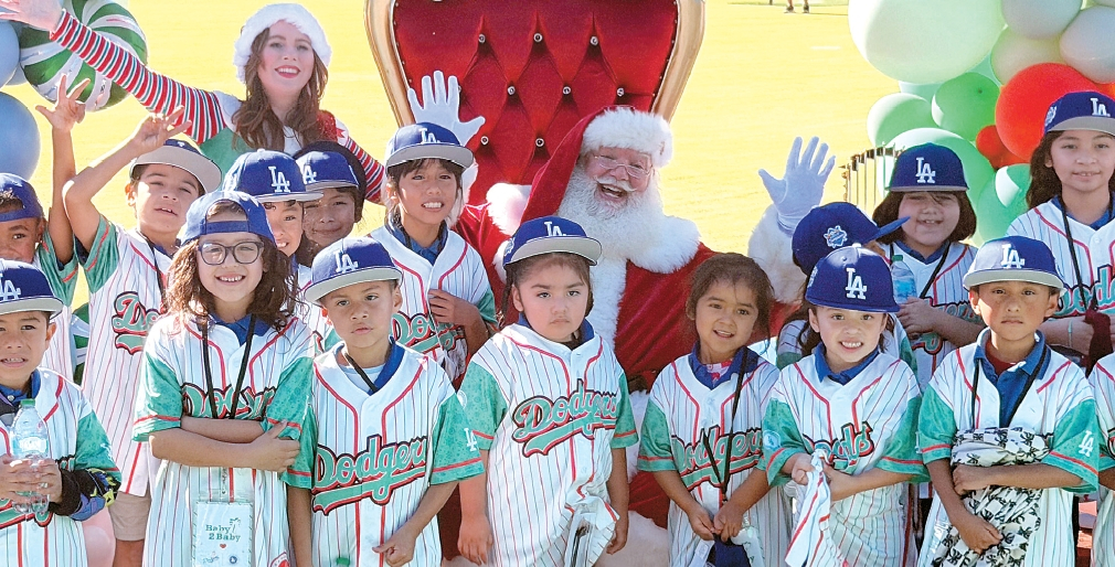 지난 10일 다저스타디움에서 열린 ‘ 크리스마스 축제’에 참석한 어린이들이 산타클로스와 기념 사진을 찍고 있다.  김상진 기자