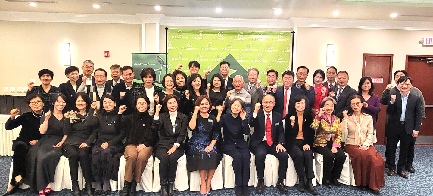  C Land 부동산은 지난 19일 포트리 허드슨 매너에서 송년 모임을 갖고, 2025년 한 해를 마감하고 2026년 새해의 힘찬 도약을 다짐했다. [사진 C Land 부동산]