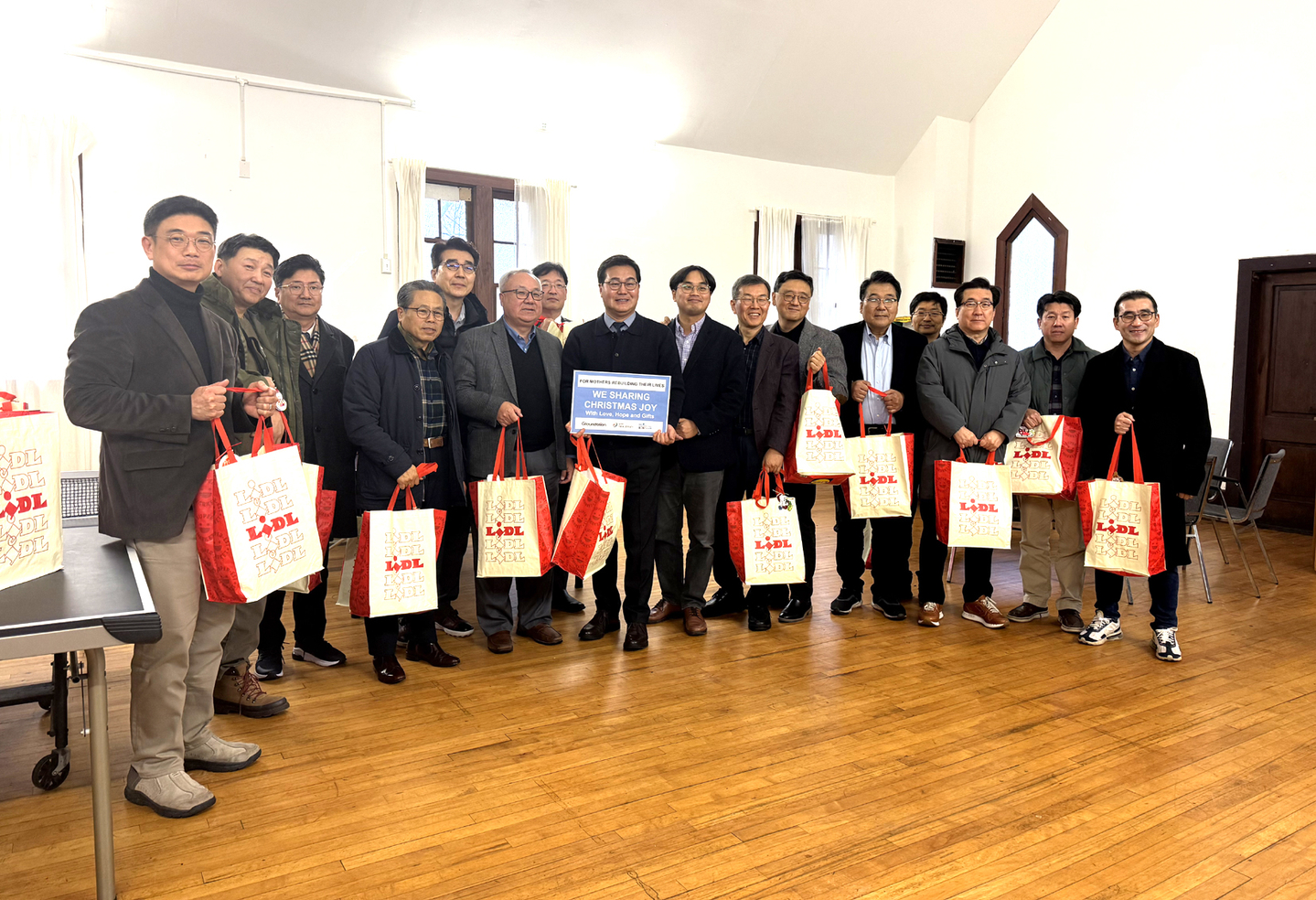 뉴저지한인교회 초교파연합 모임 '러브 뉴저지(Love NJ)'는 23일 잉글우드에 있는 은혜와 평강교회(한동원 목사)에서 어려운 이웃을 위한 사랑의 김치나눔 & 싱글맘을 위한 사랑의 구디백 나눔 행사를 열었다. '러브 뉴저지'는 뉴저지주 31개 한인교회가 연합해 만든 모임으로 한순규 목사가 위원장을 맡고 있다. [러브 뉴저지]