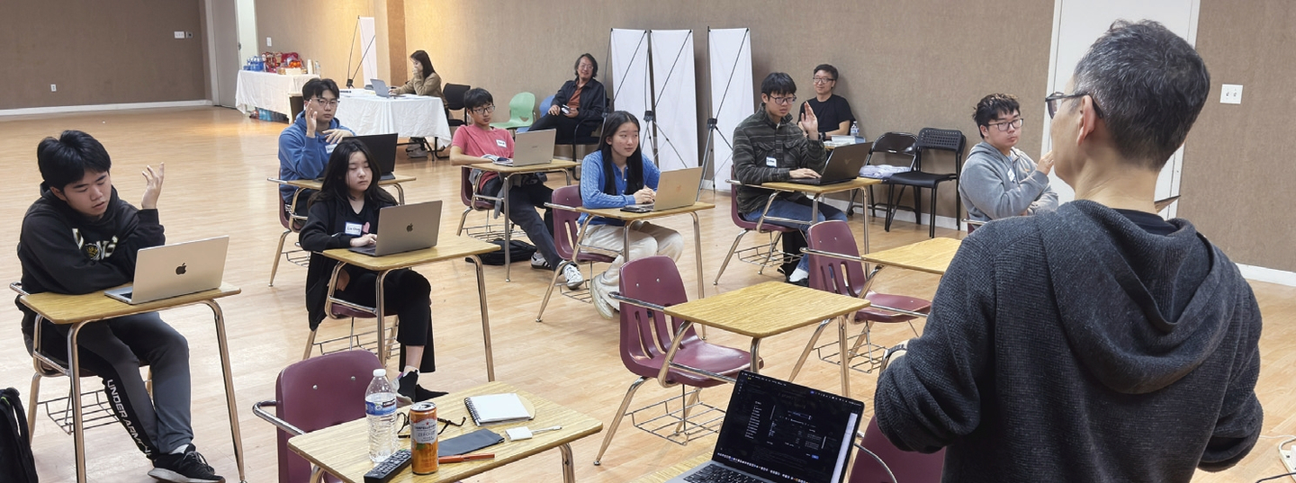 ‘바이브 코딩(Vibe Coding)’ LA 지역 캠프가 지난 22~23일 미주중앙일보 중앙갤러리에서 열렸다. 선발된 중·고등학생 10명이 박제호 클레어몬트 맥케나 칼리지 교수의 지도 아래 인공지능(AI)을 활용한 코딩 실습하고 있다. 김상진 기자