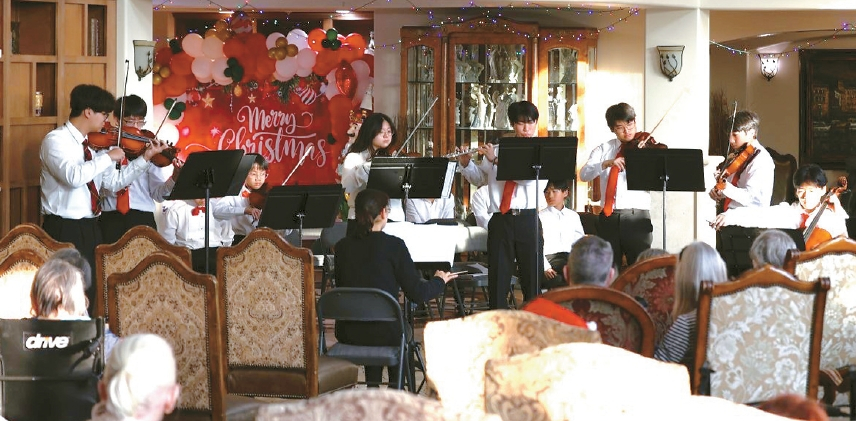 샌디에이고 베델교회 유스 앙상블의 크리스마스 공연이 지난 21일 지역 시니어 센터에서 열렸다. [샌디에이고 베델교회 제공]