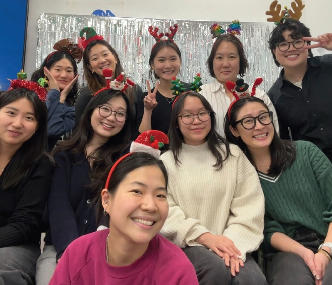 민권센터는 지난 19일 ‘민권센터와 함께 따뜻한 겨울나기’ 행사를 열고 커뮤니티 주민 20여 명과 함께 게임과 공예, 음식 나눔을 통해 연말의 정을 나눴다. 이날 행사는 한 해 동안 민권센터와 함께하며 도움을 준 이들에게 감사의 뜻을 전하는 자리로 마련됐다.  [민권센터]