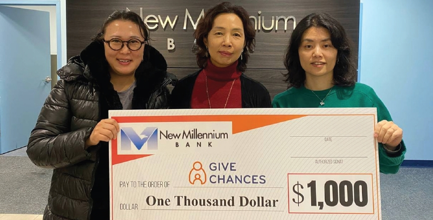 뉴밀레니엄뱅크는 23일 연말을 맞아 비영리단체 기브챈스에 1000달러를 기부하며 지역사회 나눔에 동참했다. 후원금은 아동.청소년 교육, 리더십 개발, 가족지원 프로그램 등에 사용될 예정이다.  [기브챈스]