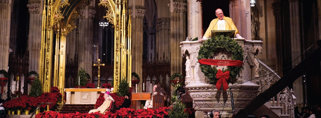 퇴임을 앞둔 티모시 돌란 추기경이 25일 뉴욕 성 패트릭스 대성당에서 열린 성탄 자정미사에서 강론을 하고 있다. 지난 16년간 뉴욕대교구를 이끌어온 돌란 추기경은 이날 미사를 통해 전 세계 수백만 명의 신자들에게 평화와 일치의 메시지를 전했다. 이번 미사는 돌란 추기경이 뉴욕대교구장으로서 집전한 마지막 성탄 미사로, 내년부터는 후임인 로널드 힉스 대주교가 교구를 이끌 예정이다.  [로이터]