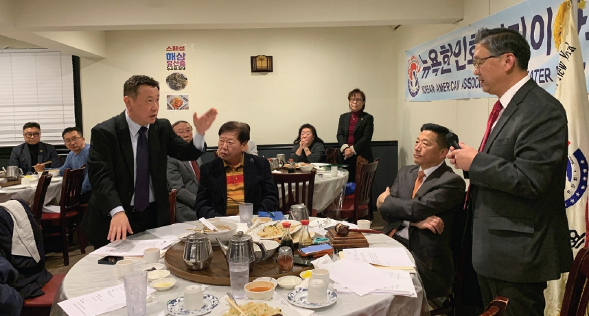 23일 베이사이드 삼원각 식당에서 열린 ‘뉴욕한인회 정기이사회’에서 김동민 이사(한인회 고문변호사·왼쪽)가 문영운 이사장은 이사장으로 자동승계가 될 수 없다며 회칙에 대해 설명하고 있다.